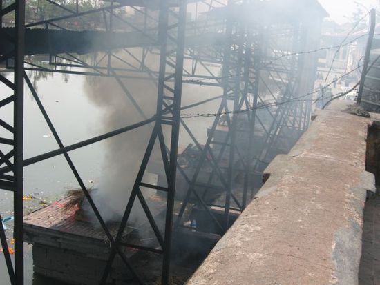 Leichenverbrennungsplattformen im hinduistischen Pashupatinath-Tempel