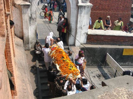 letztes Geleit (Pashupatinath-Tempel)