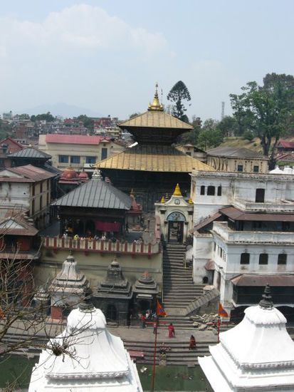 Blick auf das fuer Nicht-Hinduisten nicht zugaengliche Hauptgebaeude des Pashupatinath-Tempels