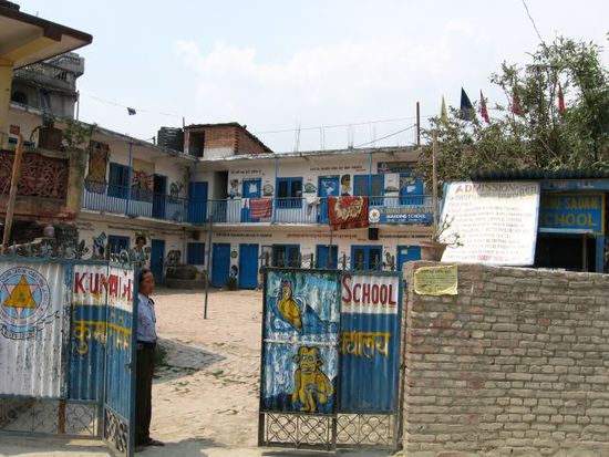 eine Schule am Weg zur Boudhanath-Stupa