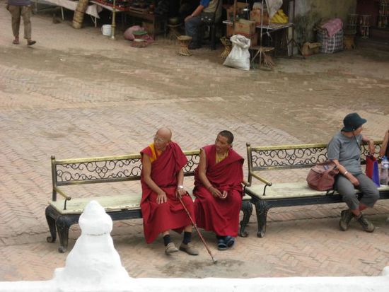 buddhistische Moenche bei Boudhanath-Stupa