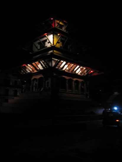 dieser Pagodentempel am Kathmandu Durbar Square ist auch nachts beleuchtet, denn auf den Stufen schlafen viele Strassenkinder