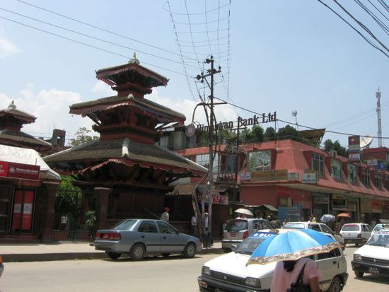 Himalayan Bank am Tridevi Marg - man findet in Kathmandu keine hunderte Meter hohen Bankengebaeude wie in vielen anderen Grossstaedten
