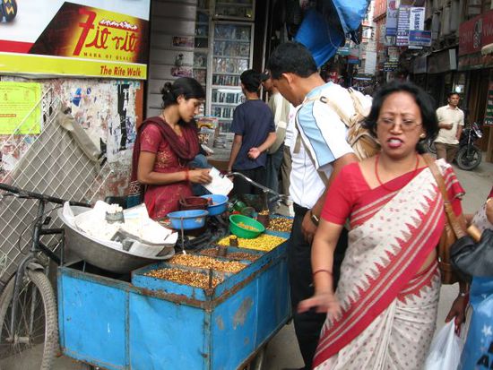 diverse geroestete Nuesse und Bohnen sind in Nepal (und Indien) sehr beliebt