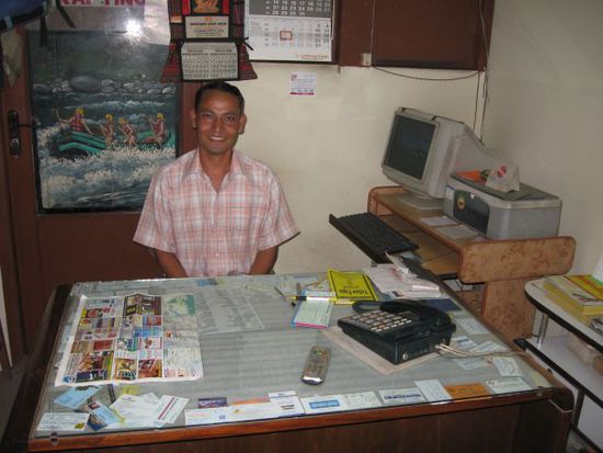 den netten und kompetenten Guide Krishna, den ich im Annapurna-Gebiet kennen gelernt habe, habe ich in Kathmandu wieder getroffen. In der Off-Season verrichtet er diverse Buerotaetigkeiten in der Trekkingfirma (www.nksriver.com)