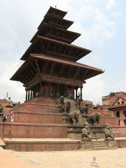 ... vor dem Nyatapola-Tempel auf dem Taumadhi-Square