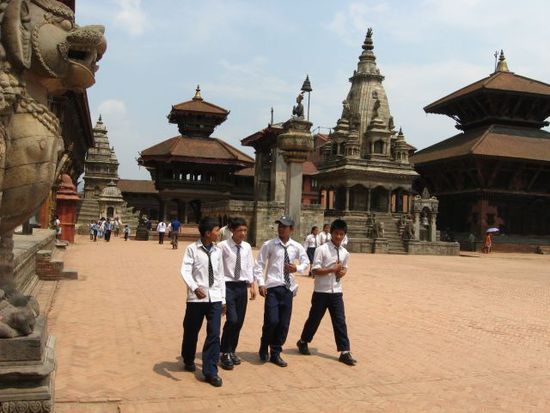 ein paar Schueler am Bhaktapur Durbar Square