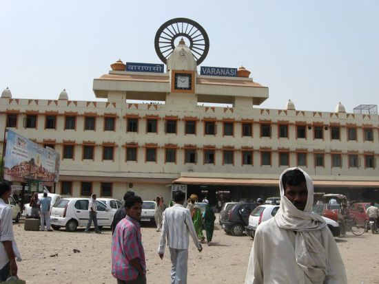 Bahnhofsgebäude in Varanasi