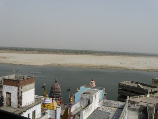 Blick auf den Ganga (Ganges) - in der Regenzeit ist auch der hunderte Meter breite Sandstreifen unter Wasser
