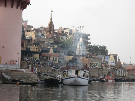 Blick auf ein paar kleine Hindutempel und eines der Ghats (heilige Badestelle)