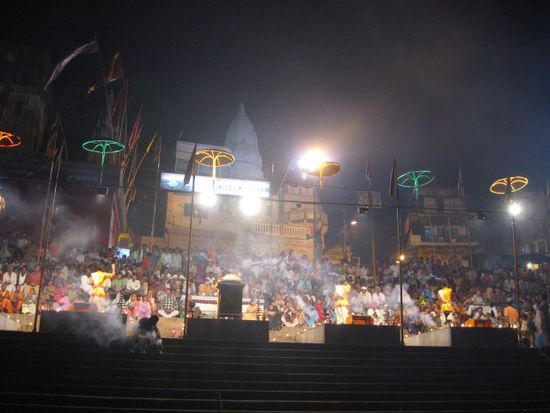 Puja - täglich praktiziertes Ritual mit vielen Leuten