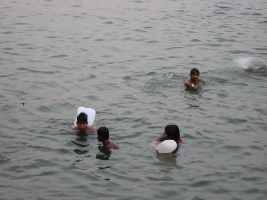 luftbefüllte Kanister taugen auch als Schwimmhilfe
