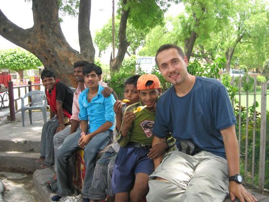 ein paar Kinder in Sarnath