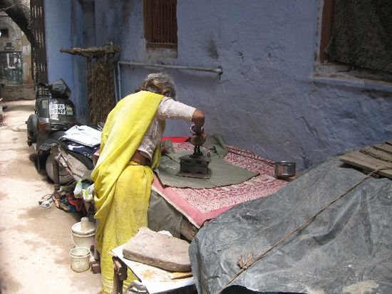 hier wird noch mit einem kohlebefüllten Bügeleisen geschuftet (Old Delhi)