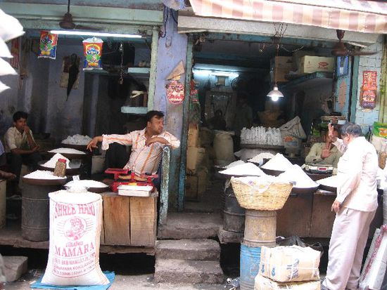 hier werden 7 verschiedene Zuckersorten verkauft! (Old Delhi)