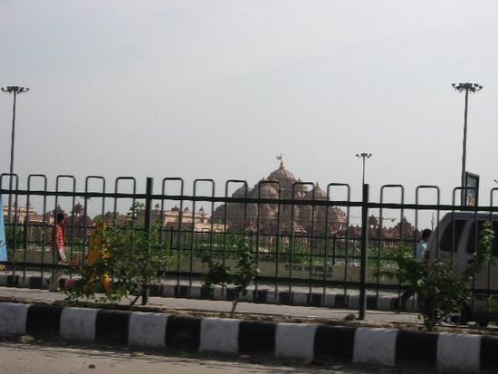 Akshardham-Tempel beim vorbei fahren - bessere Bilder auf http://www.akshardham.com/photogallery/index.htm