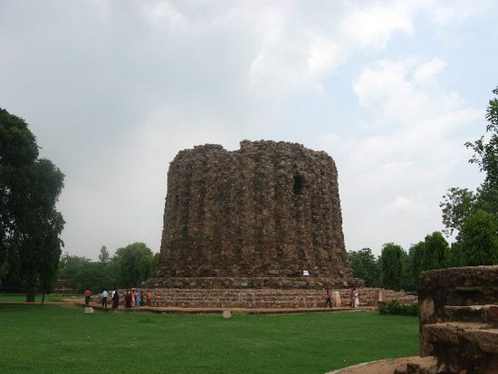 die Alai Minar im Qutub-Komplex sollte ein Minarett von fast der doppelten Höhe der Qutub Minar werden, wurde allerdings nie fertig gestellt