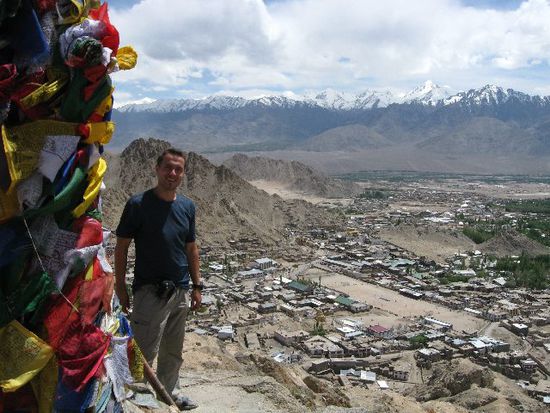 Blick auf Leh und Stok-Gebirgskette im Hintergrund