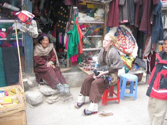 Emma mit ihren neu erstandenen, traditionellen Ladakhi-Schuhen - die sehen ja ganz schön ulkig aus