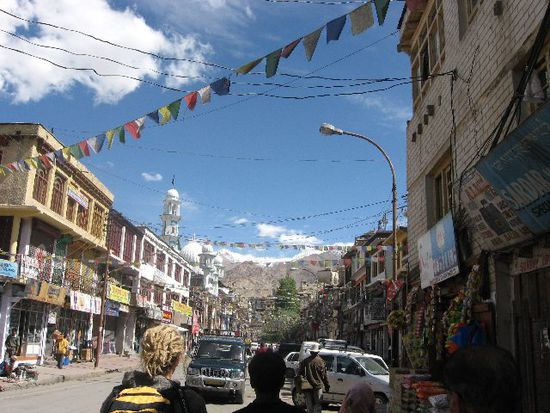 der Main Bazaar in Leh, links im Hintergrund die Moschee von Leh (ca. 15% sind Muslims)