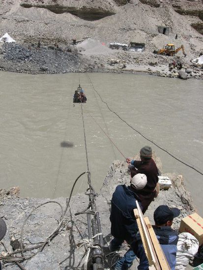 gleich zu Beginn mussten wir den Zanskar-Fluss auf abenteuerliche Weise überqueren