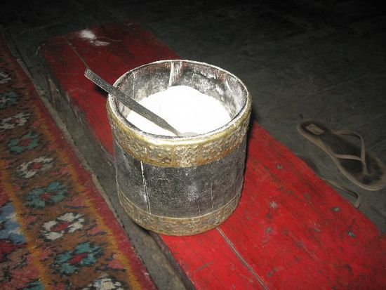 Tsampa: gemahlene und leicht geröstete Gerste, die in einen (meist salzigen Butter)-Tee gegeben und als Brei gelöffelt wird