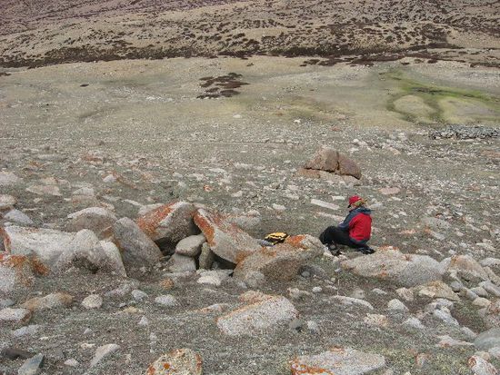 Hier unter den Steinen haben wir einiges unseres Gepäcks versteckt, um am langen Tag von Hankar nach Chogdo bergauf weniger Gewicht zu haben. Zumindest war so der Plan.