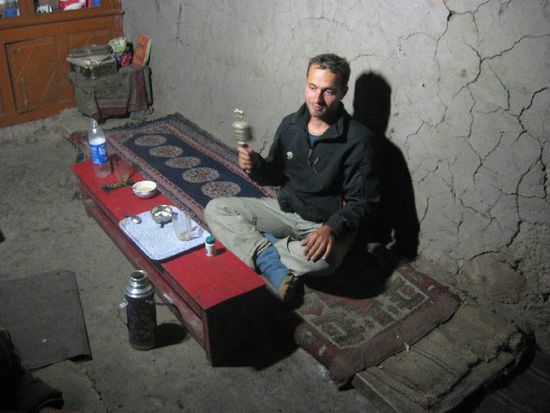 ich probiere mich beim Drehen einer Gebetsmühle - immer im Uhrzeigersinn bitteschön (Homestay in Hankar)
