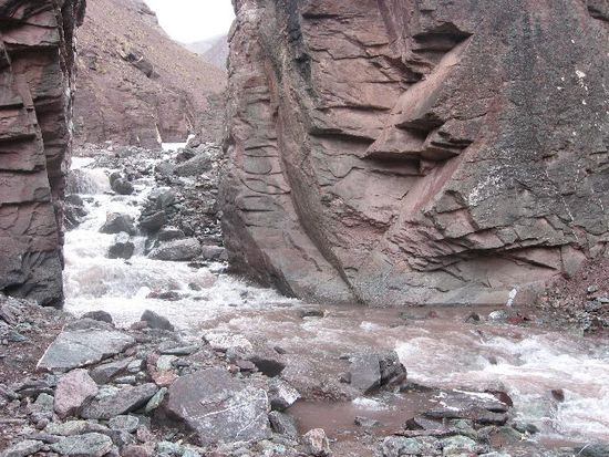 dieser Fluss war beim Abstieg nach Chogdo zigmal zu überqueren - zumindest mir hat es trotz meiner schlechten Verfassung Spaß gemacht