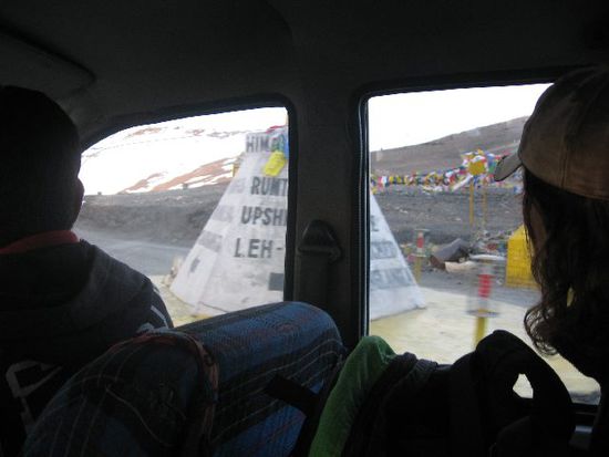 über den zweithöchsten befahrbaren Pass der Welt, den Taglang La (5300m)
