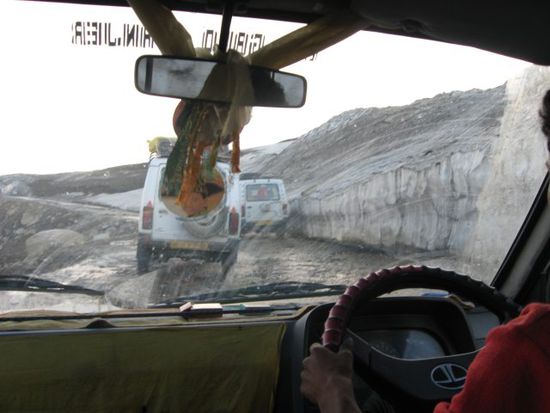 die Jeeps fahren im Konvoi, um sich gegenseitig bei Pannen aus der Patsche zu helfen, aber streckenweise auch um sich gegenseitig ein Rennen zu liefern