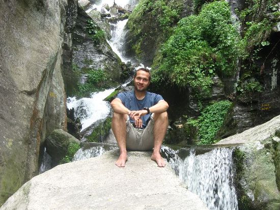 vor dem Wasserfall in Vashisht (nahe Manali)