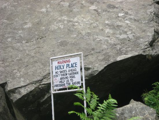 heiliger Platz rund um den Wasserfall