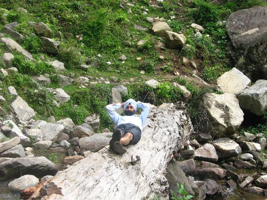 ein Inder mit Turban beim Chillen am Wasserfall