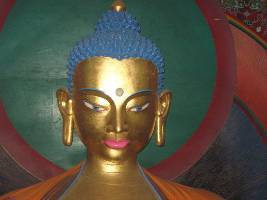 Buddha-Statue in einem buddhistischen Tempel in New Manali