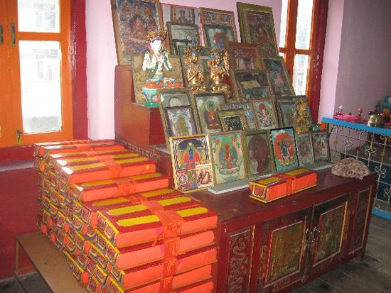 Gebetsbücher und Bilder in einem buddhistischen Tempel