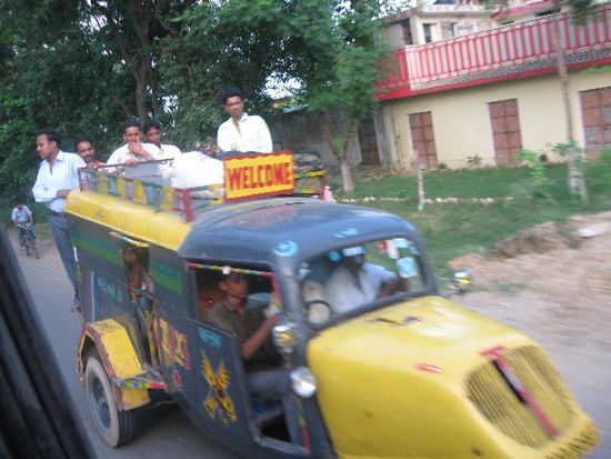 man sieht teilweise schon wirklich wilde Vehikel, wie zB diese Riesen-TukTuks...
