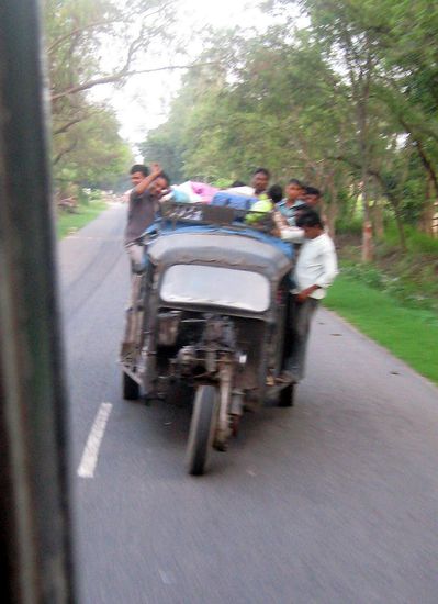... mit 3 Rädern, ohne Fronthaube, und im zweitbevölkerungsreichsten Land der Welt natürlich oft an der Kapazitätsgrenze