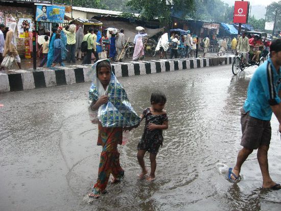 Wenn die Regenzeit über Indien hereinbricht, gibt es allerorts Überschwemmungen. Als Regenschutz müssen z.B. ungeschnittene Verpackungsfolien diverser Süßigkeitsartikel herhalten.