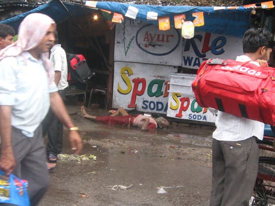 in Indien habe ich desöfteren Menschen herum liegen gesehen - meistens lebendig, manchmal aber auch tot, wobei einem die Unterscheidung meist schwer fällt