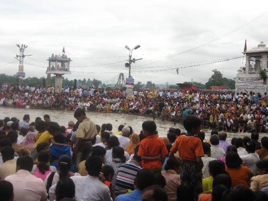 Puja (hinduistisches Zeremonial) am Har-Ki-Pauri-Ghat