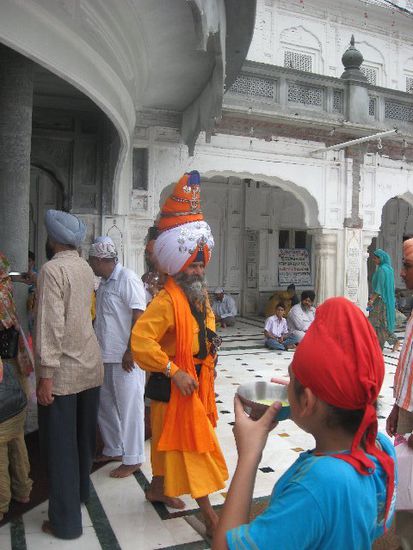 das nennt sich mal ein waschechter Sikh - das Turbantuch dürfte mehrere dutzend Meter lang sein!