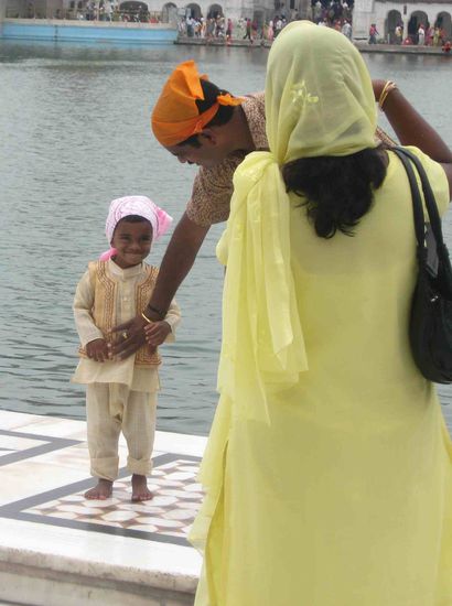 jeder muss im Goldenen Tempel einen Turban, einen Patka oder zumindest ein einfaches Kopftuch tragen