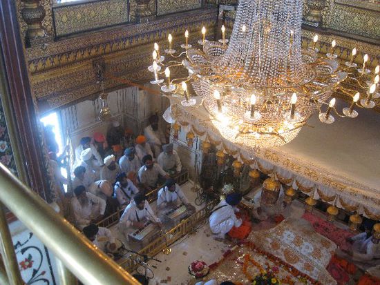 direkt im Goldenen Tempel (eigentlich Fotografieverbot...), wo heilige Sikhs jeden Tag 21h spirituellen Gesang und Musik erklingen lassen (jeweils 3stündige Schichten)