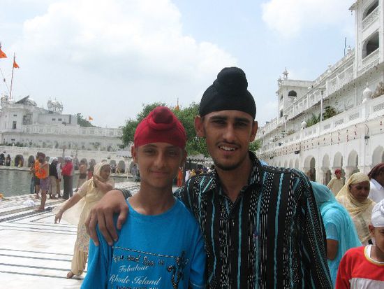 Zwei Jungs mit Patka (Kopfbedeckung), in den die Haare eingewickelt sind. Praktizierende Sikhs dürfen sich die Haare nicht schneiden und den Bart nicht rasieren!