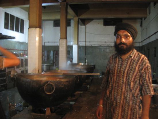 dieser nette Sikh namens Amar hat uns durch die Küche und andere Teile des Tempels geführt