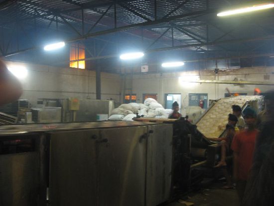 riesige Chapati-Maschine, die pro Stunde mehrere tausend Chapatis für die Gäste des Goldenen Tempels produziert