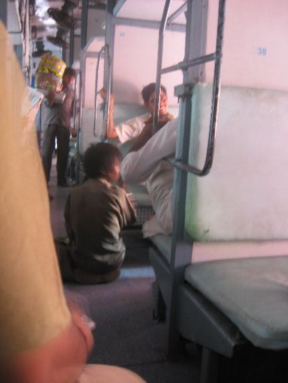 im Zug (hier nach Delhi) huschen kleine Straßenkinder am Boden durch, kehren den Dreck vom Boden weg und erbetteln sich damit ein paar Rupien