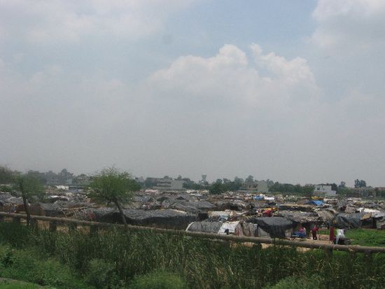 eines der Slumgebiete auf dem weg Richtung Delhi
