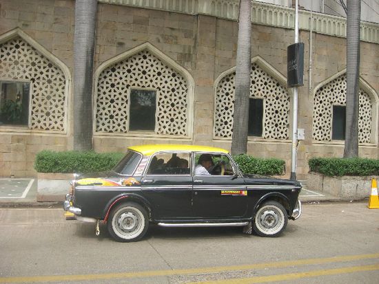 ein typisches Mumbai-Taxi, von denen es viele gibt, denn TukTuks (Motorrickshas) sind im südlichen Teil der Stadt verboten